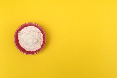 renkli bir arka plan üzerinde bir kasede un