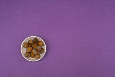 renkli bir arka plan üzerine bir kase fındık