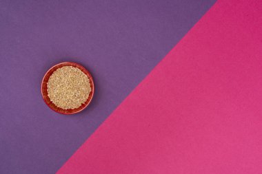 Pearl arpa renkli bir arka plan üzerinde bir kase