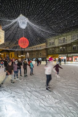 Villach, Avusturya, 16 Aralık 2017. Villach, Avusturya Merkez Meydanı'nda bir buz pateni pisti Timelapse