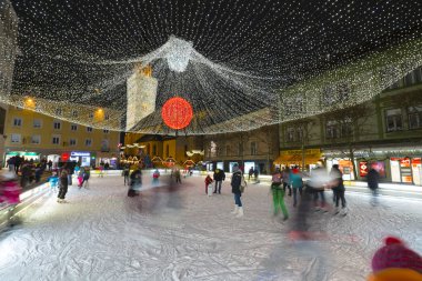 Villach, Avusturya, 16 Aralık 2017. Villach, Avusturya Merkez Meydanı'nda bir buz pateni pisti Timelapse