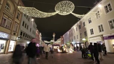 Villach, Avusturya, 16 Aralık 2017. Noel süslemeleri ana sokak görünümü 
