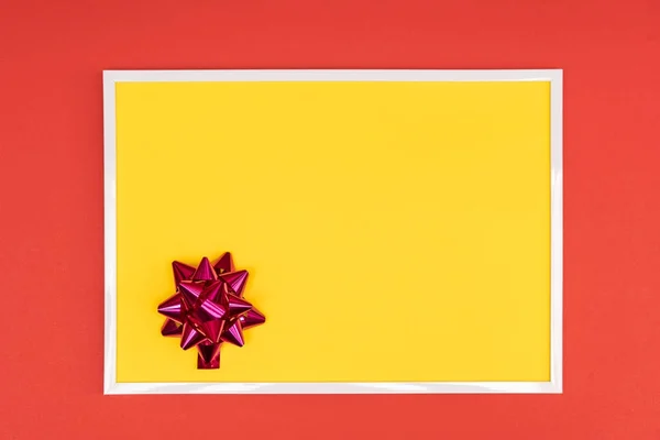 Boże Narodzenie Ozdobny Kokarda Białą Ramkę Kolorowym Tle — Zdjęcie stockowe