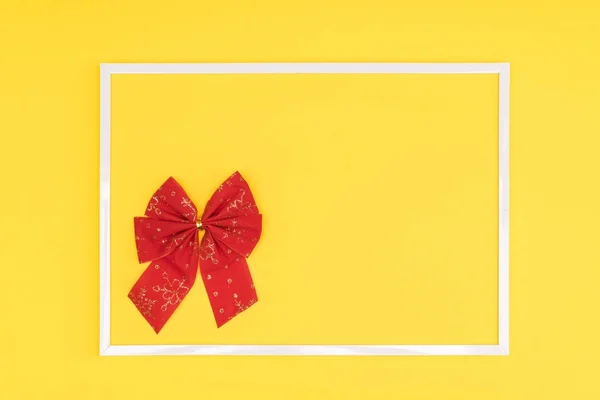 Boże Narodzenie Dekoracyjne Czerwona Kokarda Białą Ramkę Kolorowym Tle — Zdjęcie stockowe