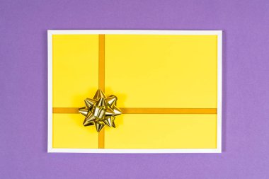 renkli bir arka plan üzerinde beyaz bir çerçeve içinde dekoratif yay