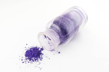 doğal renkli pigmentler toz içeren cam şişe