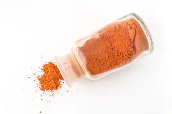 doğal renkli pigmentler toz içeren cam şişe