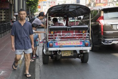 Bangkok, Tayland. Ocak 2018. Tuk tuk araçlar şehir yollarda