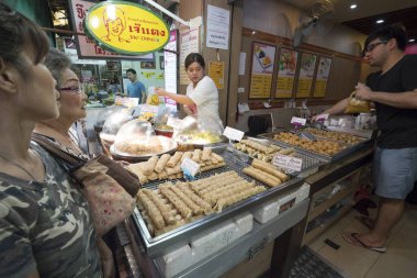 Bangkok, Tayland. Ocak 2018. Çin mahallesindeki sokak gıda