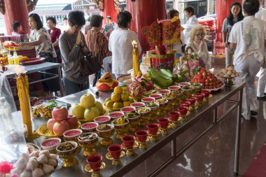 Bangkok, Tayland. Ocak 2018. Çin mahallesindeki Çin tapınağın sunak üzerinde teklifleri