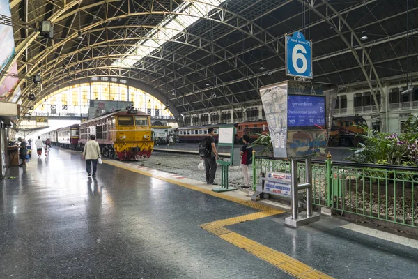 Bangkok Tajlandia Stycznia 2018 Peronach Kolejowych Dworcu Hualamphong Bangkoku — Zdjęcie stockowe