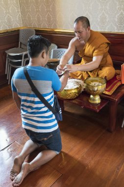 Bangkok, Tayland. Ocak 2018. Monk ile Bangkok tapınakta Wat Traimit sadık