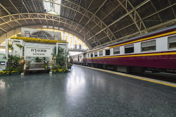 Bangkok Thailandia Gennaio 2018 Piattaforme Ferroviarie Alla Stazione Ferroviaria Hualamphong — Foto Stock