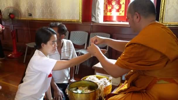 Bangkok Thailand Januari 2018 Monnik Met Gelovigen Wat Traimit Tempel — Stockvideo