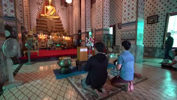Bangkok Tajlandia Stycznia 2018 Złoty Posąg Buddy Świątyni Wat Suthat — Wideo stockowe