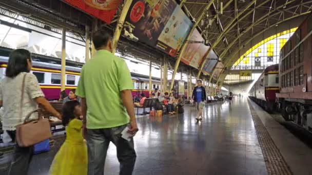 Bangkok Thailandia Gennaio 2018 Piattaforme Ferroviarie Alla Stazione Ferroviaria Hualamphong — Video Stock