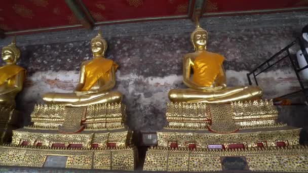 Bangkok Tajlandia Stycznia 2018 Złote Posągi Buddy Dziedzińcu Świątyni Wat — Wideo stockowe