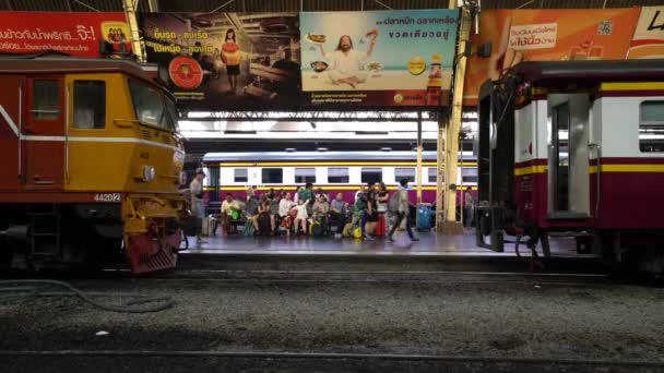 Bangkok Thailand Januari 2018 Tåg Plattformar Den Hualamphong Järnvägsstationen — Stockvideo