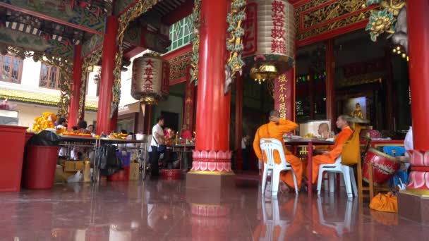 Bangkok Thailand Januari 2018 Sommige Monniken Chinese Tempel Van Chinatown — Stockvideo