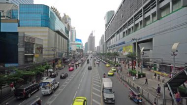 Bangkok, Tayland. Ocak 2018. Bir sokakta şehir merkezinde trafik