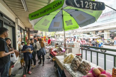Bangkok, Tayland. Ocak 2018. Eroinle mahallesindeki sokak gıda,