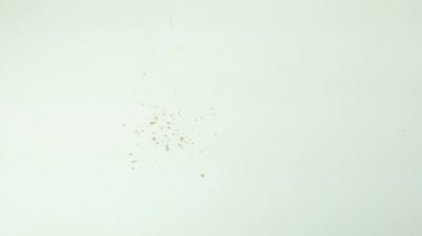 Beyaz bir yüzeye kekik yaprakları