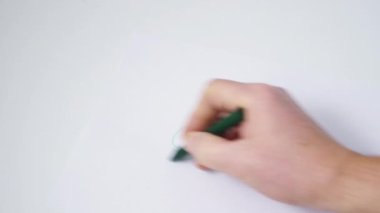 Beyaz bir kağıda bir mum mum boya ile renkli bir spiral çizmek