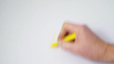 Beyaz bir kağıt üzerine renkli bir karalama