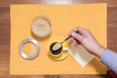 Tahta masada bir fincan kahve.