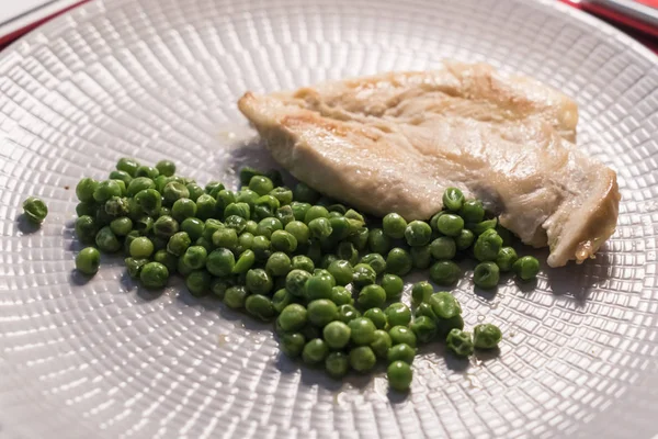 豆皿に鶏の胸肉 — ストック写真