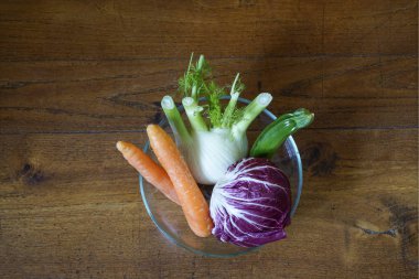 sebze mutfakta ahşap bir masa üzerinde