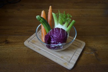 sebze mutfakta ahşap bir masa üzerinde