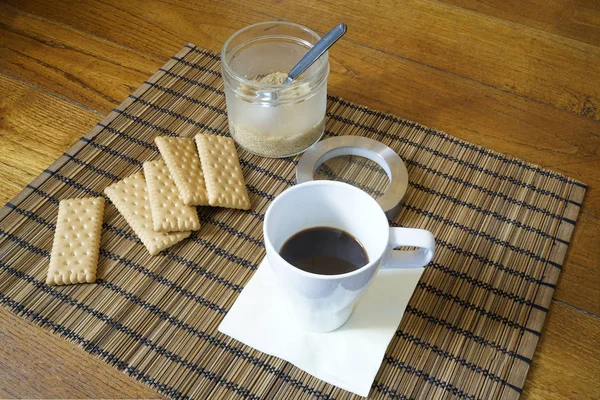 Frühstück Mit Kaffee Und Gebäck Auf Dem Holztisch — Stockfoto