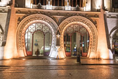 Lizbon, Portekiz, Nisan 2018. Rossio tren istasyonu Lizbon, Portekiz ve cephe gece görünümü