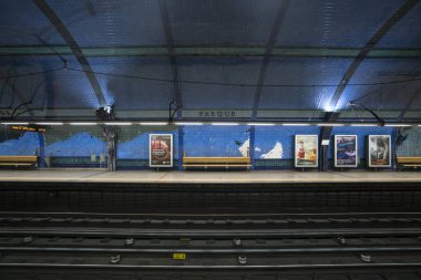  Lizbon, Portekiz, Nisan 2018. Lizbon, Portekiz Parque metro istasyonu iç süslemeleri tipik fayans görünümünü