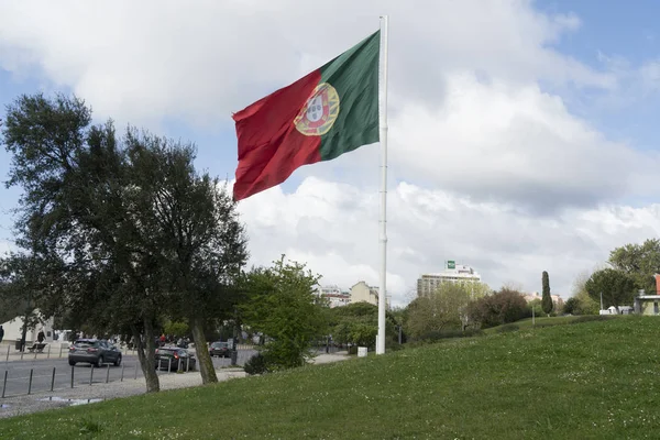 Lisbona Portogallo Aprile 2018 Bandiera Portoghese Sventola Nel Parque Edoardo — Foto Stock