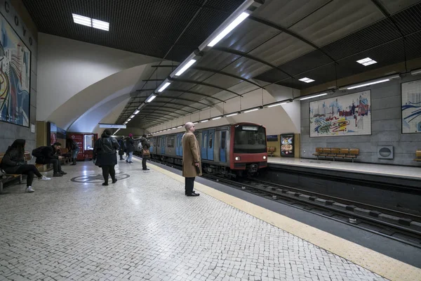 Lizbon, Portekiz, Nisan 2018. Lizbon, Portekiz bir metro istasyonu iç süslemeleri tipik fayans görünümünü