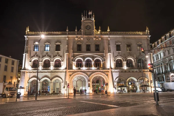 Lizbon, Portekiz, Nisan 2018. Rossio tren istasyonu Lizbon, Portekiz ve cephe gece görünümü