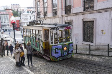 Lizbon, Portekiz, Nisan 2018. füniküler Da Gloria kalkış istasyonu Lizbon, Portekiz