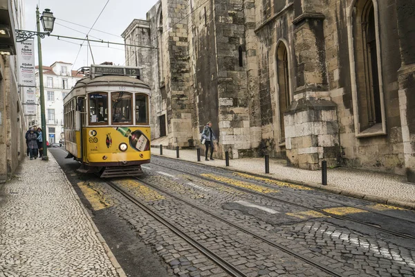 葡萄牙里斯本 2018年4月 葡萄牙里斯本中心街道上典型的电车景观 — 图库照片