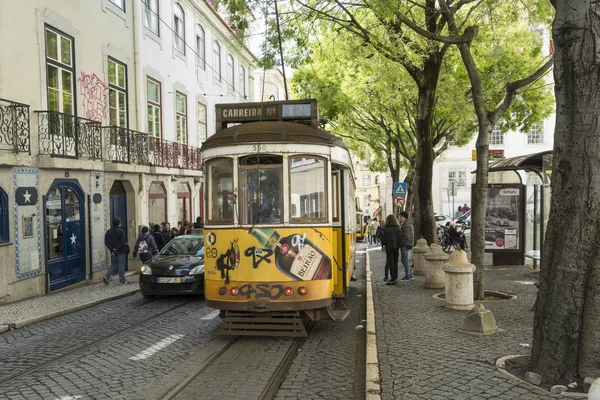 Lisboa Portugal Abril 2018 Velho Eléctrico Nas Ruas Estreitas Centro — Fotografia de Stock