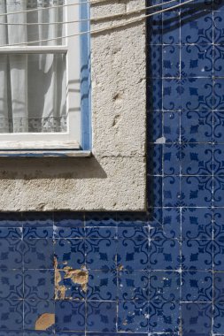Lizbon, Portekiz. Nisan 2018. Tipik bir ev merkezi Lizbon, Portekiz bir pencerede çevresinde Azulejos detay