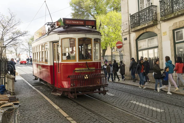 Lisboa Portugal Abril 2018 Viejo Tranvía Las Estrechas Calles Del — Foto de Stock