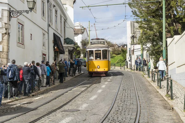 Lisboa Portugal Abril 2018 Velho Eléctrico Nas Ruas Estreitas Centro — Fotografia de Stock