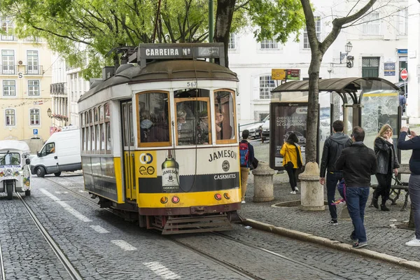 Lisboa Portugal Abril 2018 Velho Eléctrico Nas Ruas Estreitas Centro — Fotografia de Stock