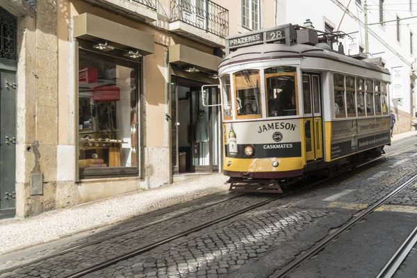 Lisboa Portugal Abril 2018 Velho Eléctrico Nas Ruas Estreitas Centro — Fotografia de Stock