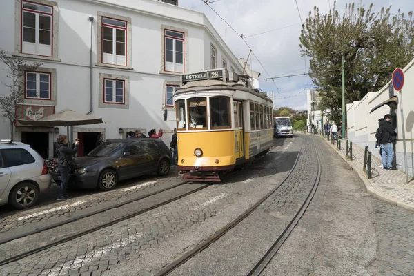 Lisboa Portugal Abril 2018 Velho Eléctrico Nas Ruas Estreitas Centro — Fotografia de Stock