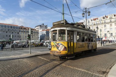 Lizbon, Portekiz. Nisan 2018. Lizbon, Portekiz Figueira Meydanı'nda eski bir tramvay