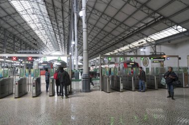 Lizbon, Portekiz. Nisan 2018. Bir görünümünü trenler Rossio tren istasyonunda Lizbon, Portekiz