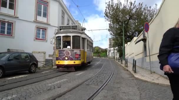 Lisboa Portugal Abril 2018 Viejo Tranvía Las Estrechas Calles Del — Vídeo de stock